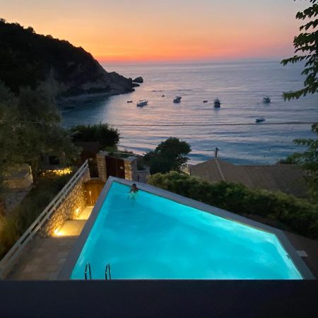 Caltabania Suites อาโยส นิกีตัส ภายนอก รูปภาพ