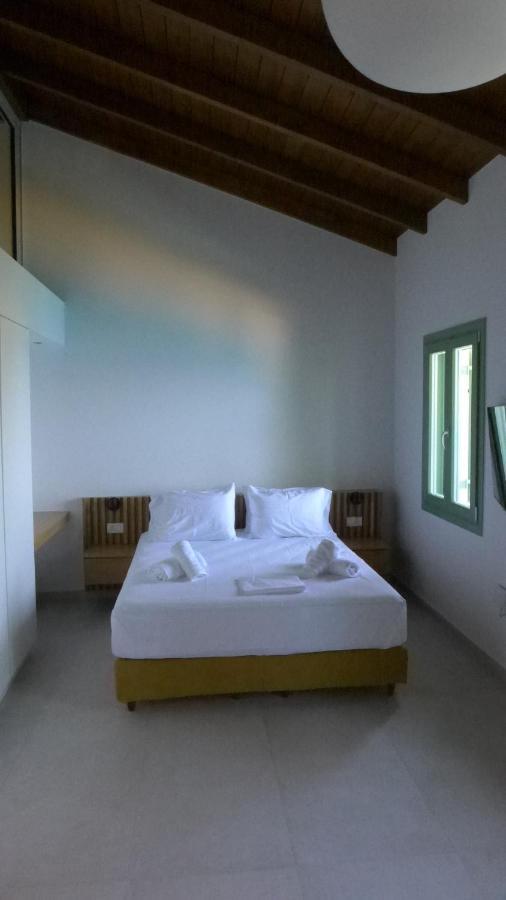 Caltabania Suites อาโยส นิกีตัส ภายนอก รูปภาพ