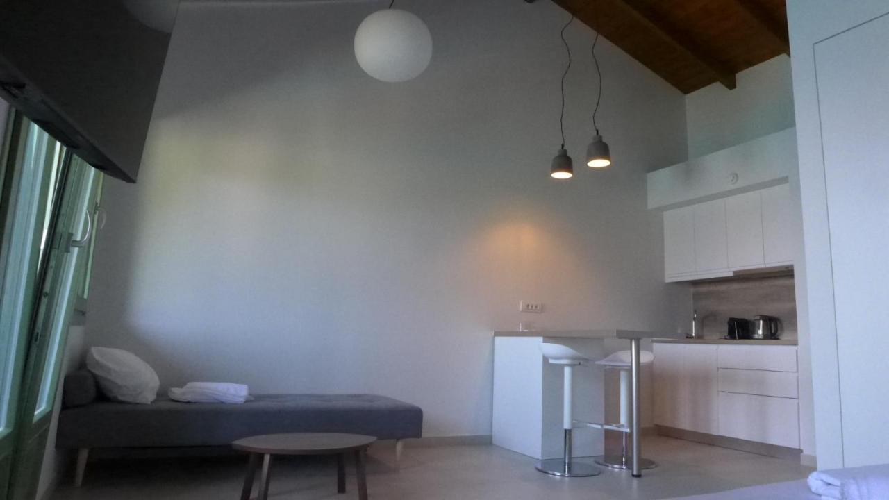 Caltabania Suites อาโยส นิกีตัส ภายนอก รูปภาพ