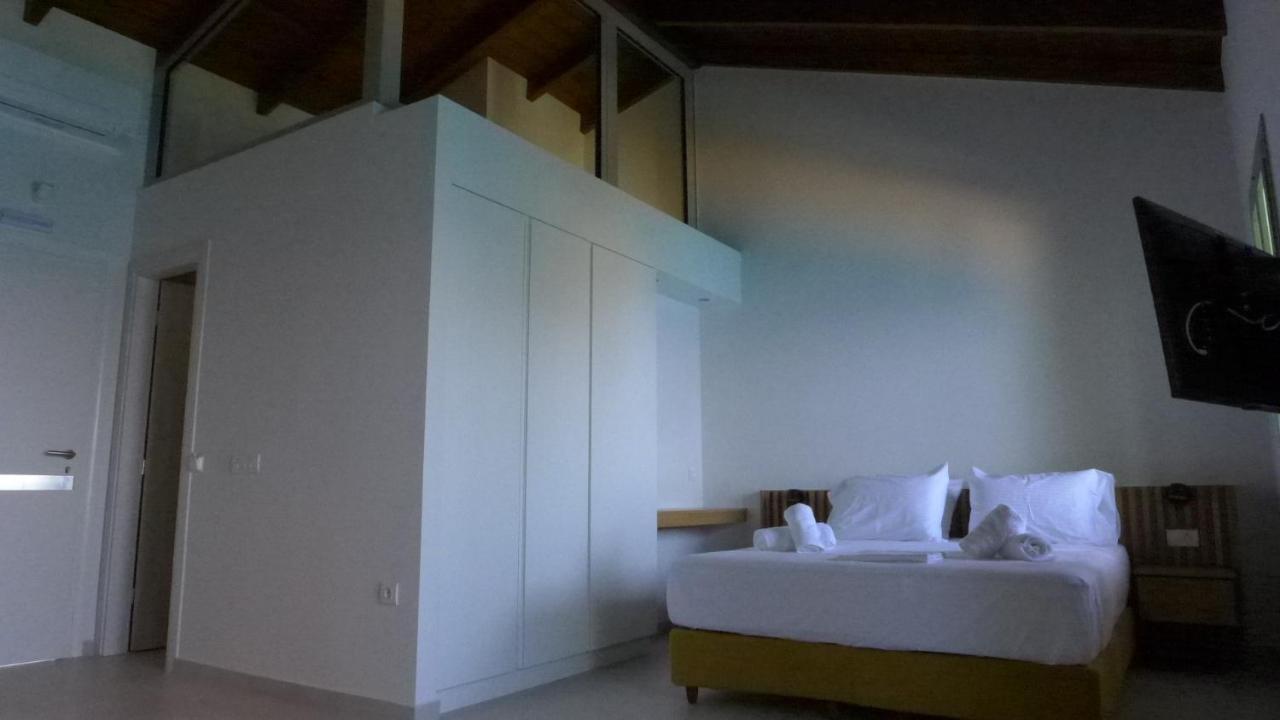 Caltabania Suites อาโยส นิกีตัส ภายนอก รูปภาพ