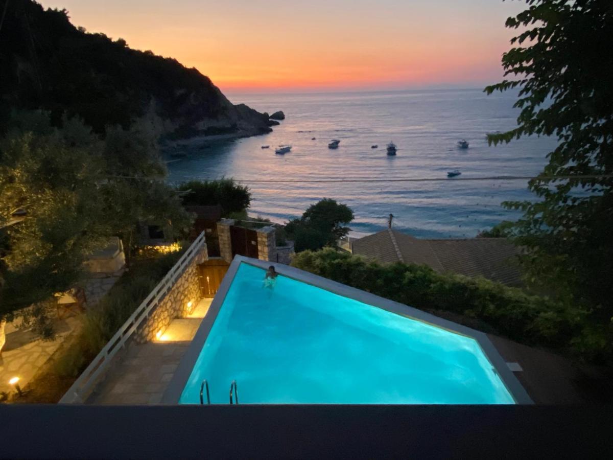 Caltabania Suites อาโยส นิกีตัส ภายนอก รูปภาพ