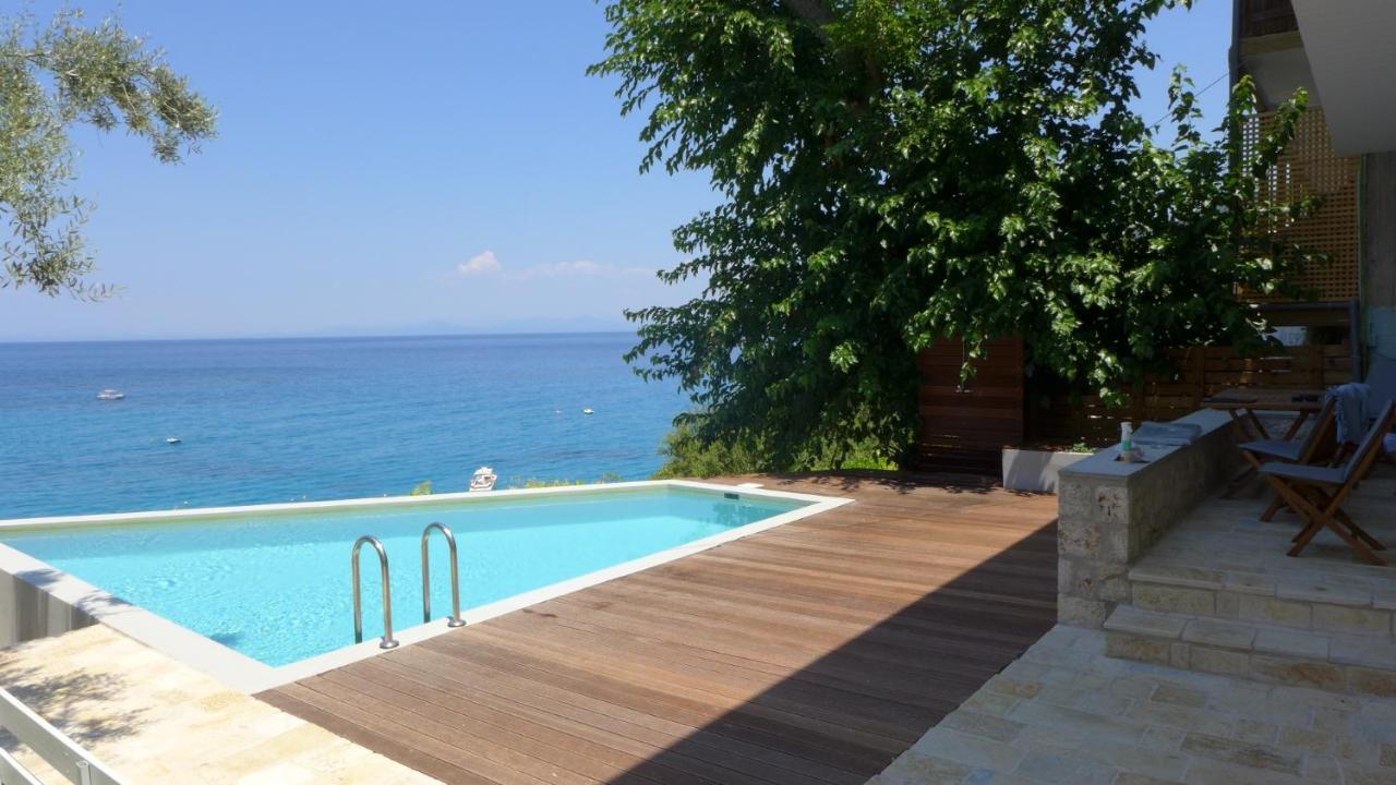 Caltabania Suites อาโยส นิกีตัส ภายนอก รูปภาพ
