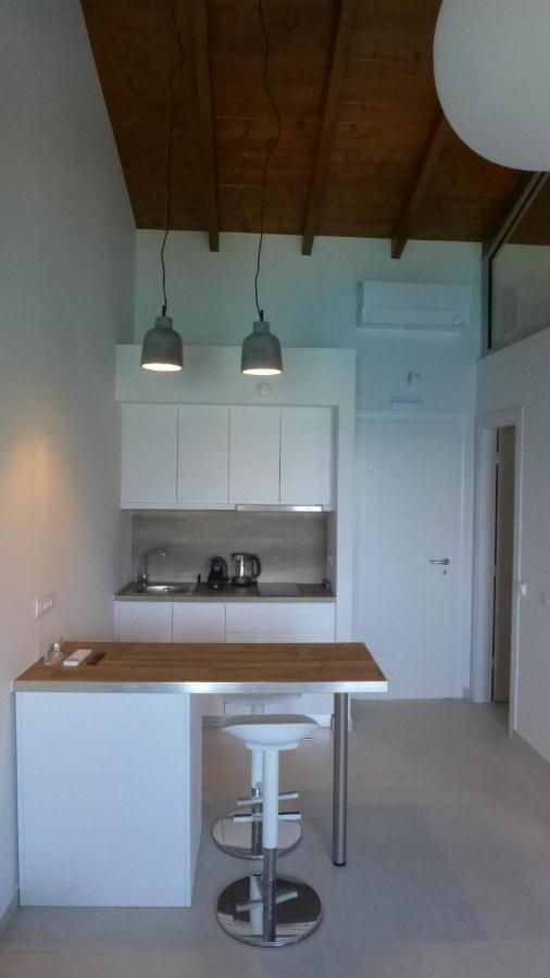 Caltabania Suites อาโยส นิกีตัส ภายนอก รูปภาพ