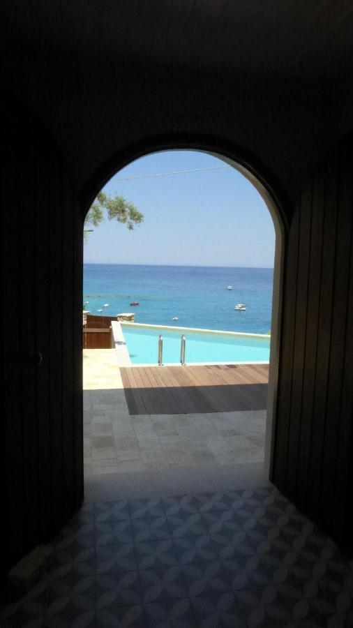 Caltabania Suites อาโยส นิกีตัส ภายนอก รูปภาพ