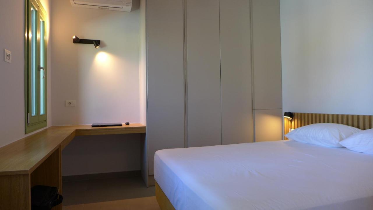 Caltabania Suites อาโยส นิกีตัส ภายนอก รูปภาพ