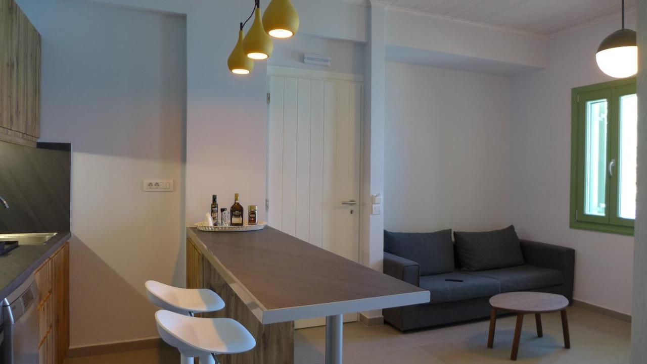 Caltabania Suites อาโยส นิกีตัส ภายนอก รูปภาพ
