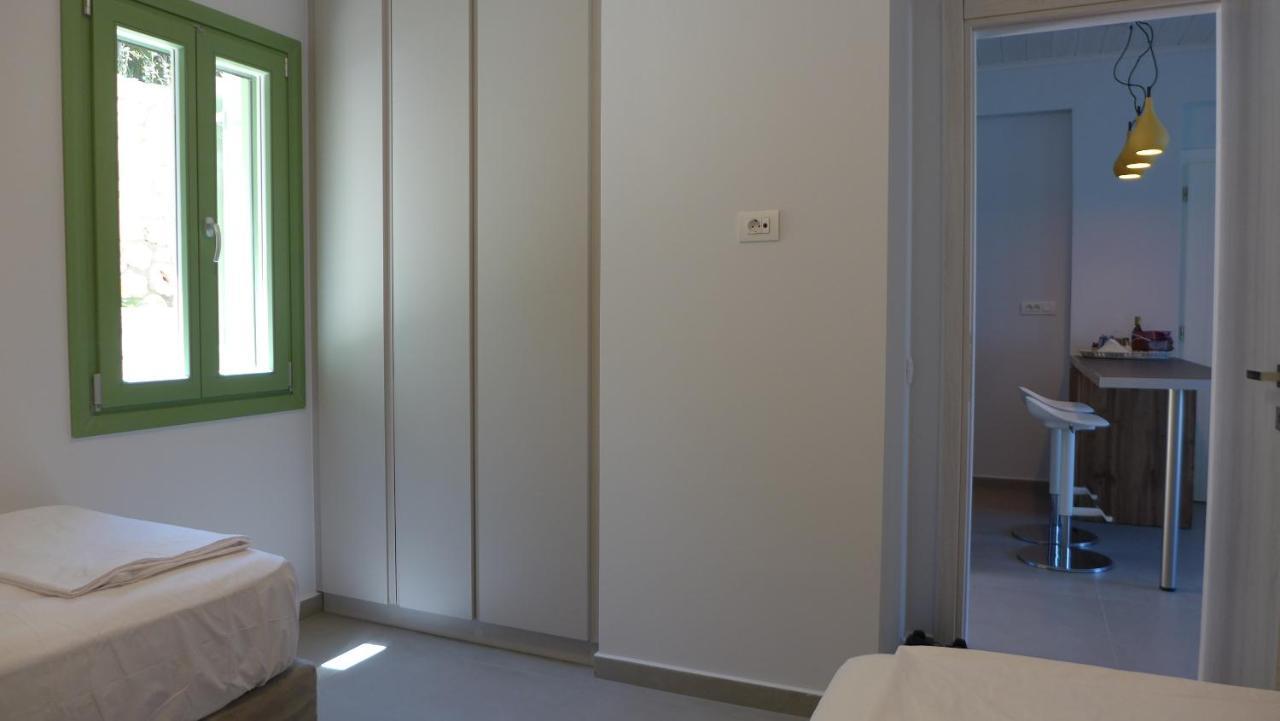 Caltabania Suites อาโยส นิกีตัส ภายนอก รูปภาพ