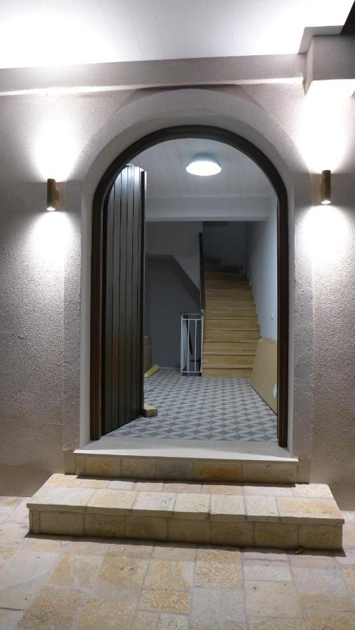 Caltabania Suites อาโยส นิกีตัส ภายนอก รูปภาพ