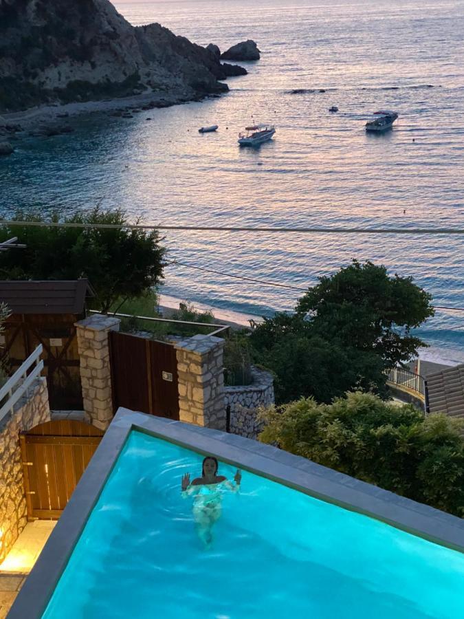 Caltabania Suites อาโยส นิกีตัส ภายนอก รูปภาพ